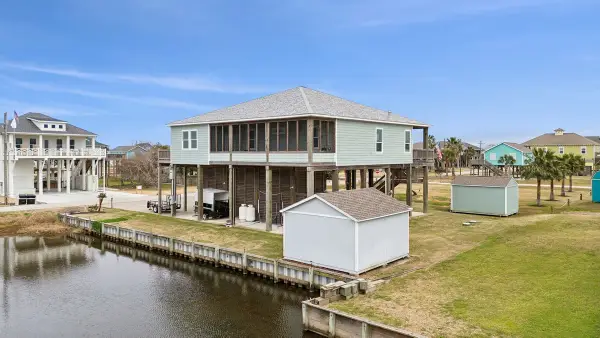 945 Gulfview Drive, Crystal Beach, TX 77650