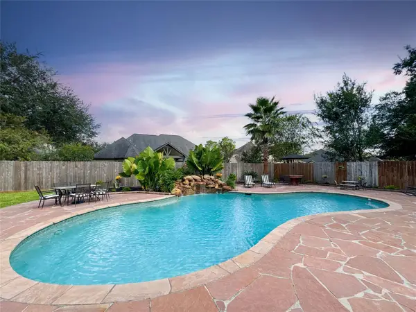1501 W Castlewood Avenue, Friendswood, TX 77546