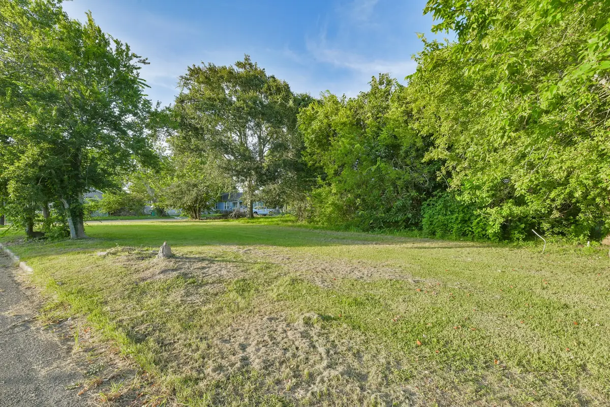 613 W Nazro Street, Baytown, TX 77520 - #1