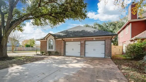 301 Lasso Street, Angleton, TX 77515