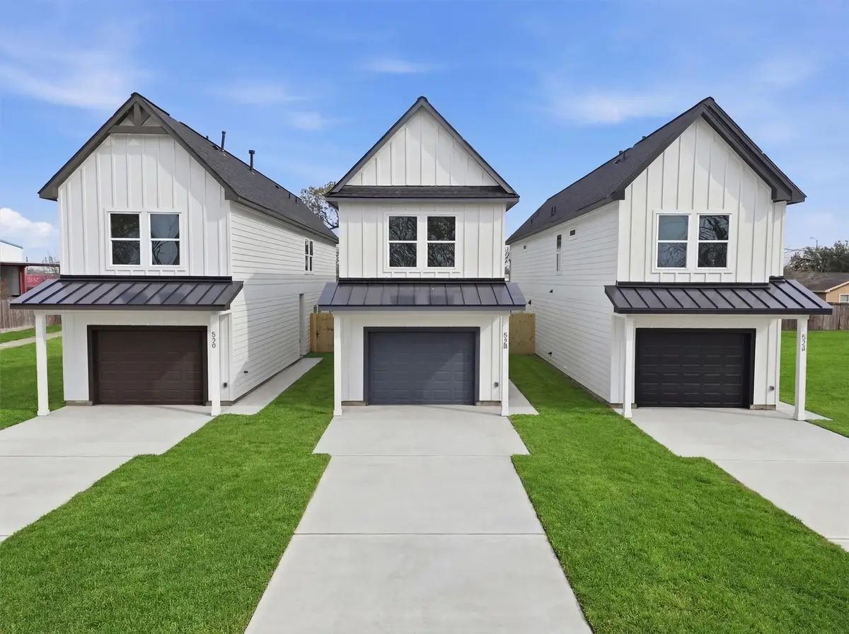 528 N 4th Street, La Porte, TX 77571 - #1