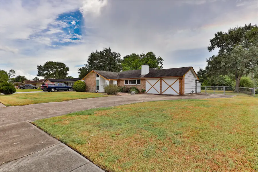 114 Persimmon Lane, Lake Jackson, TX 77566 - #2
