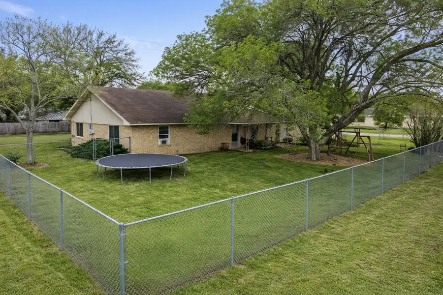 1402 Herder Avenue, Schulenburg, TX 78956 - #2