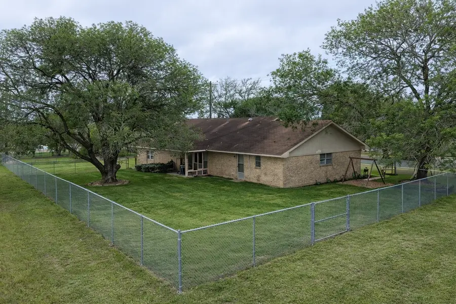 1402 Herder Avenue, Schulenburg, TX 78956 - #3