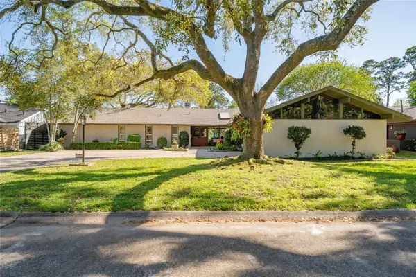 135 Woodhaven Lane, Taylor Lake Village, TX 77586