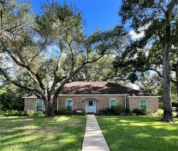 205 Hillcrest Drive, Alvin, TX 77511