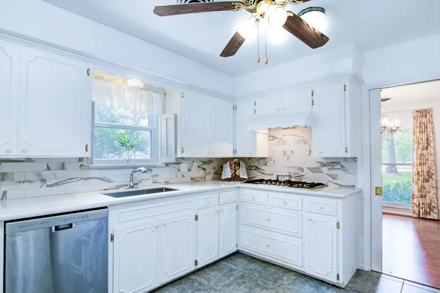 205 Hillcrest Drive, Alvin, TX 77511 - Image #3