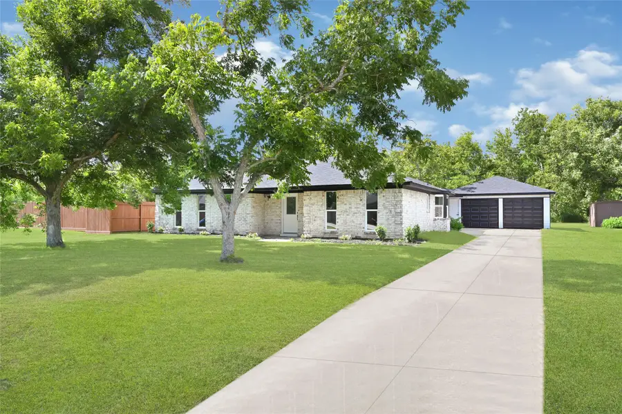 7114 Fox Run Drive, Angleton, TX 77515 - Image #2