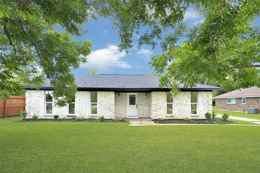 7114 Fox Run Drive, Angleton, TX 77515 - Image #3