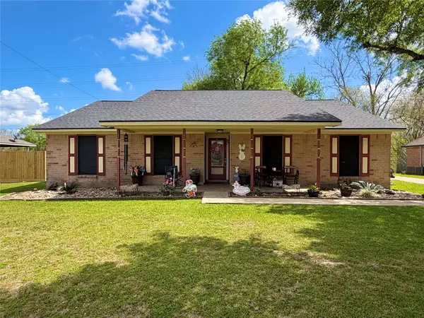 7109 Beechwood Drive, Angleton, TX 77515