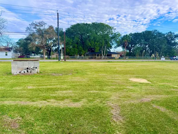 3020 1st Street, Bay City, TX 77414