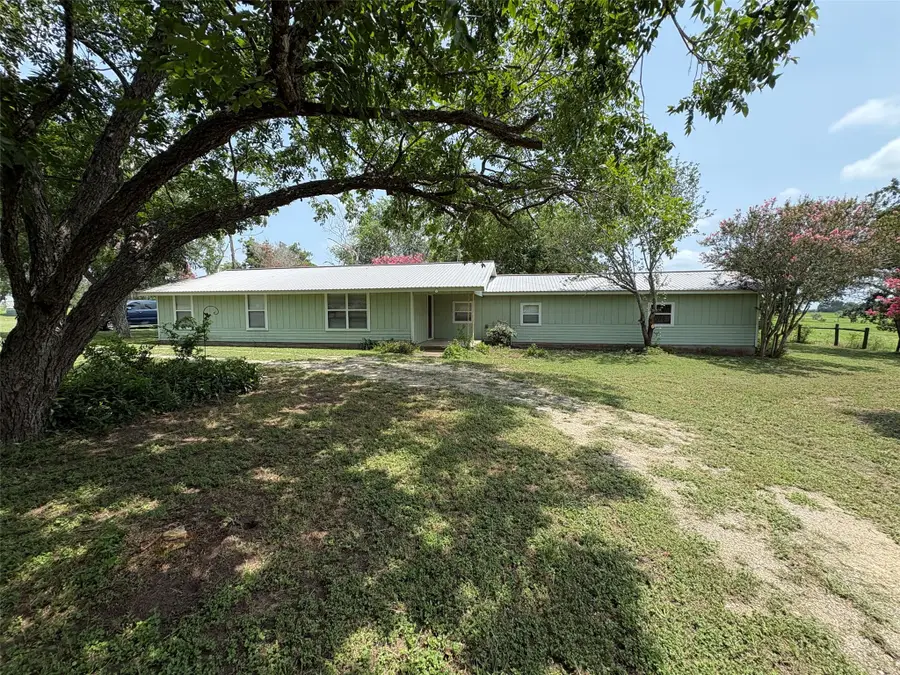 2214 Cr 253, Weimar, TX 78962 - #2