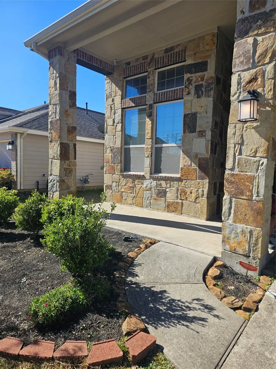 6411 Hunters Trace Lane, Baytown, TX 77521 - Image #2