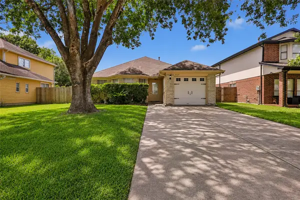 5519 Chisholm Trail, Dickinson, TX 77539
