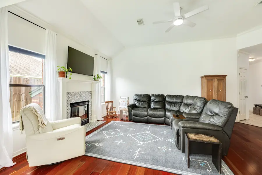 203 Washington Avenue, Clute, TX 77531 - #3