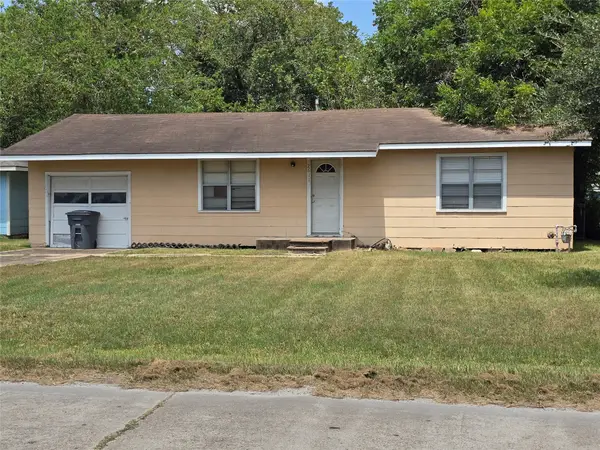 2611 1st St, Bay City, TX 77414