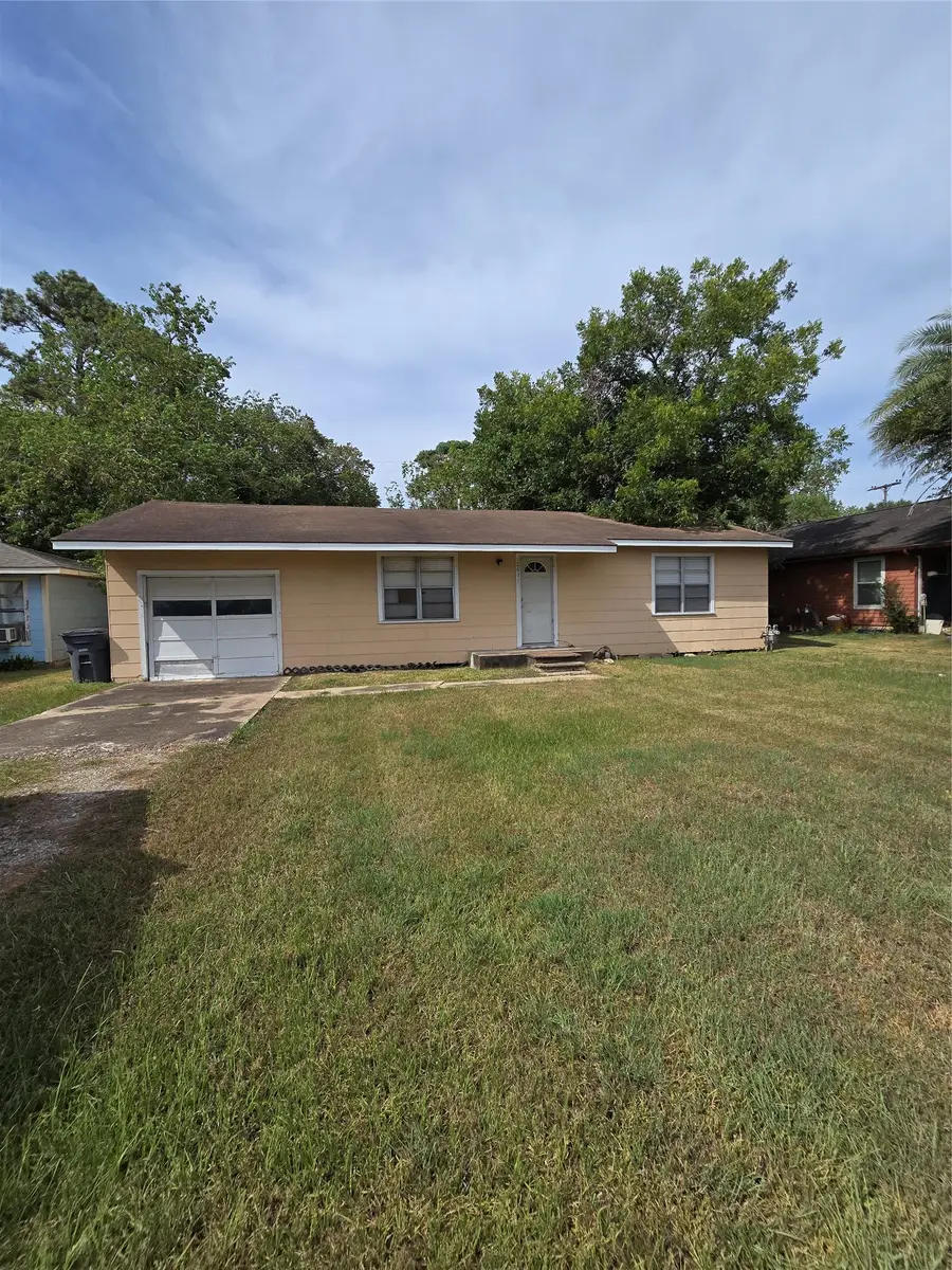 2611 1st St, Bay City, TX 77414 - #2