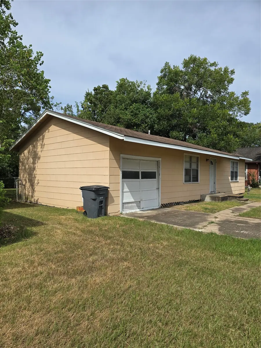 2611 1st St, Bay City, TX 77414 - #3