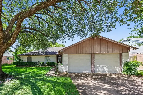 16210 Forest Bend Avenue, Friendswood, TX 77546