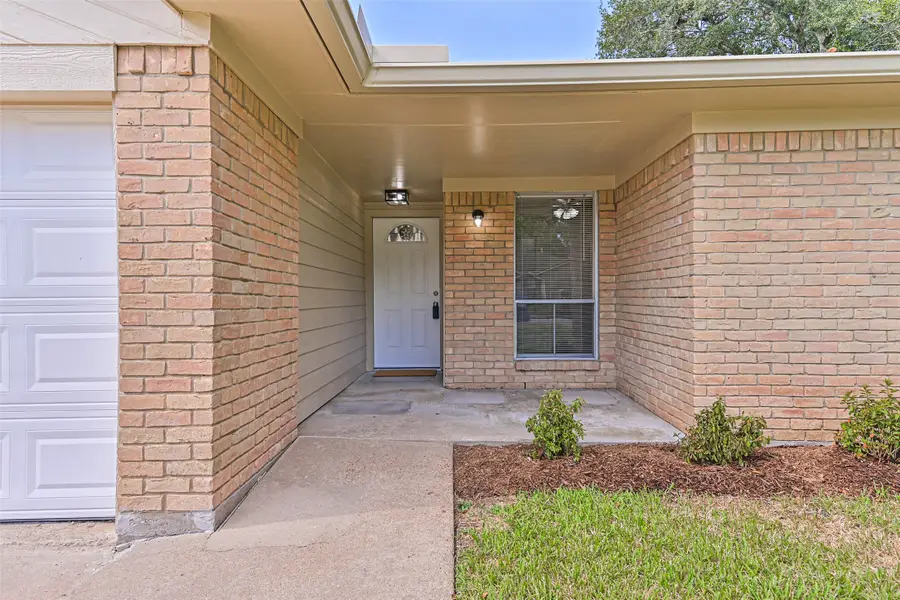 117 Dallas Street, Angleton, TX 77515 - #2