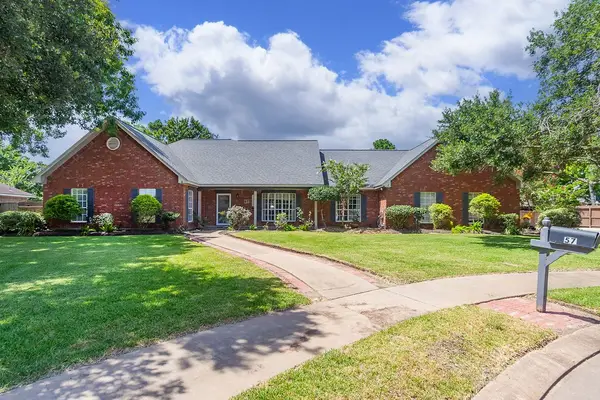 57 Silver Lace Court, Lake Jackson, TX 77566