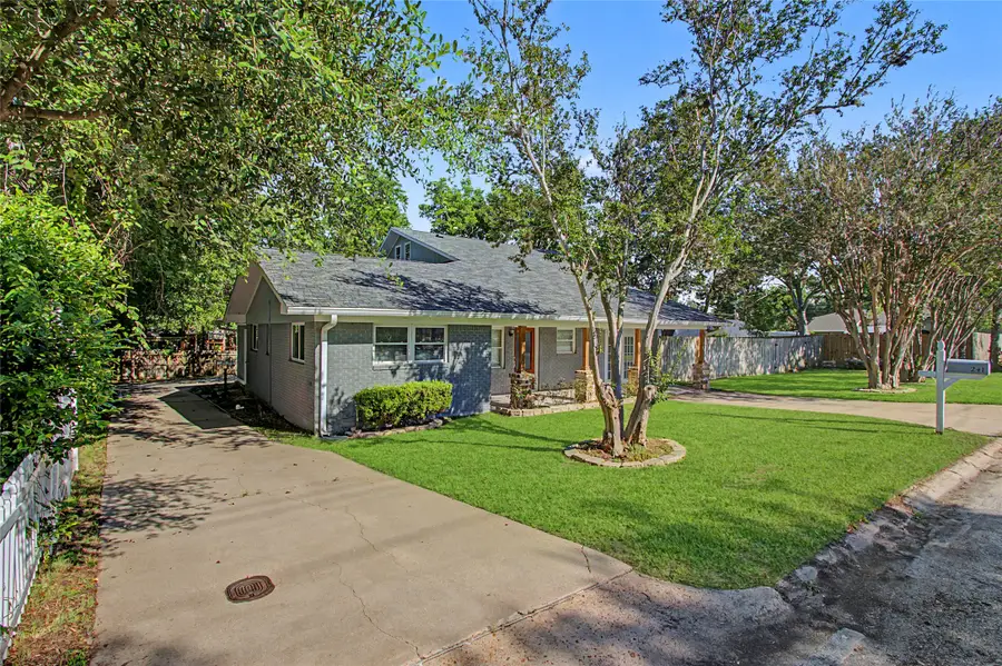 241 S Masonic Street, Bellville, TX 77418 - #2