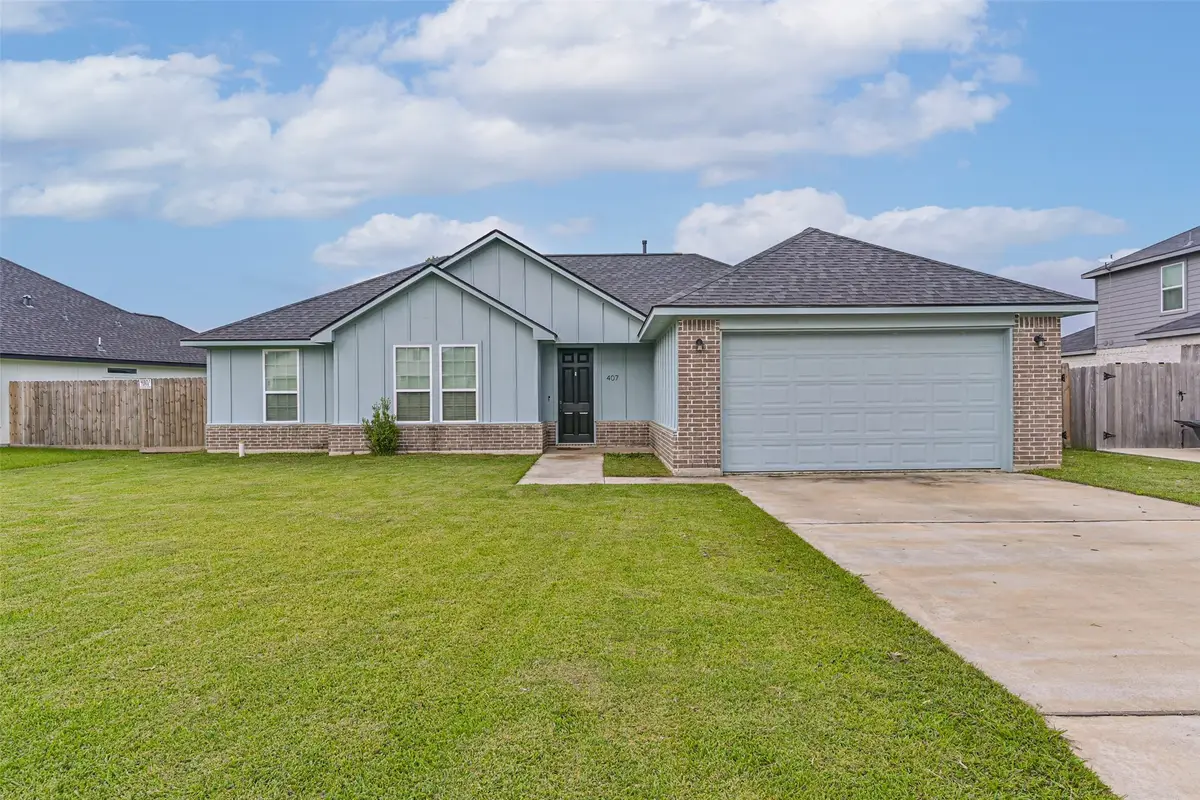 407 Green Meadows Drive, West Columbia, TX 77486 - Image #1