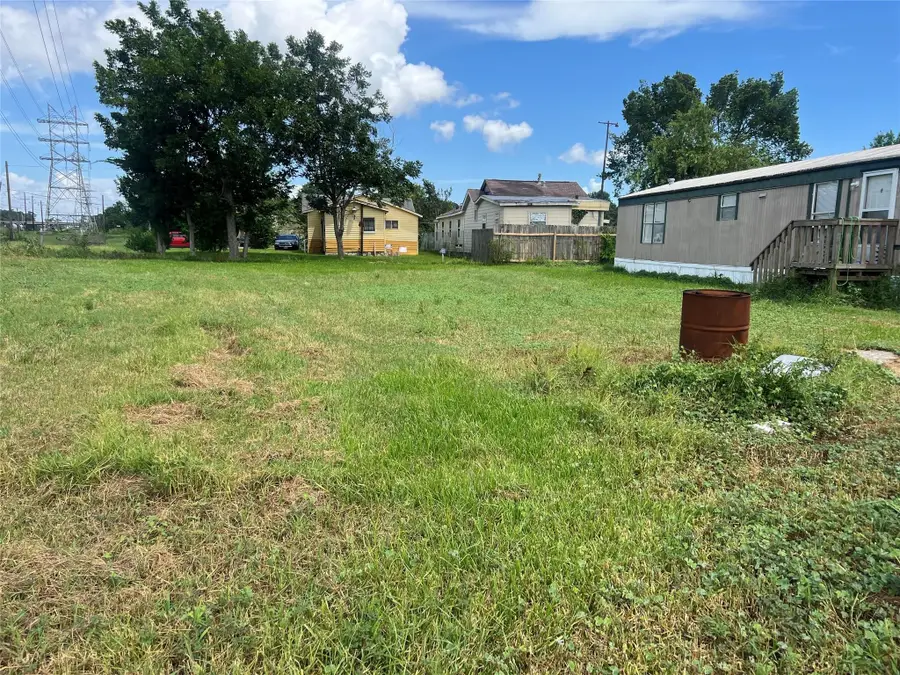 000 Pine Street, Baytown, TX 77520 - #2