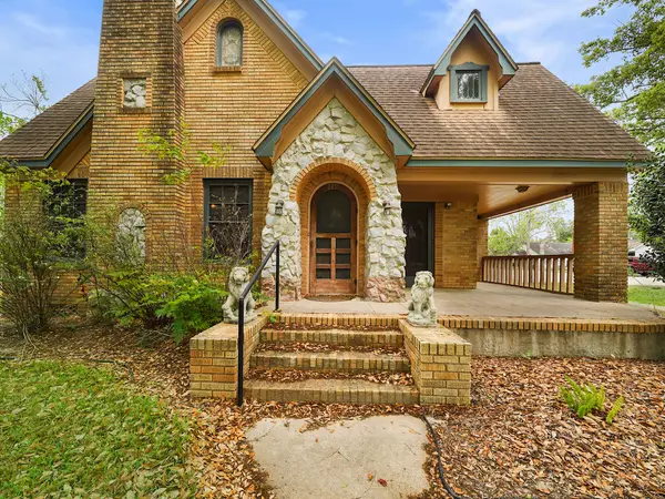 229 E Cedar Street, Angleton, TX 77515