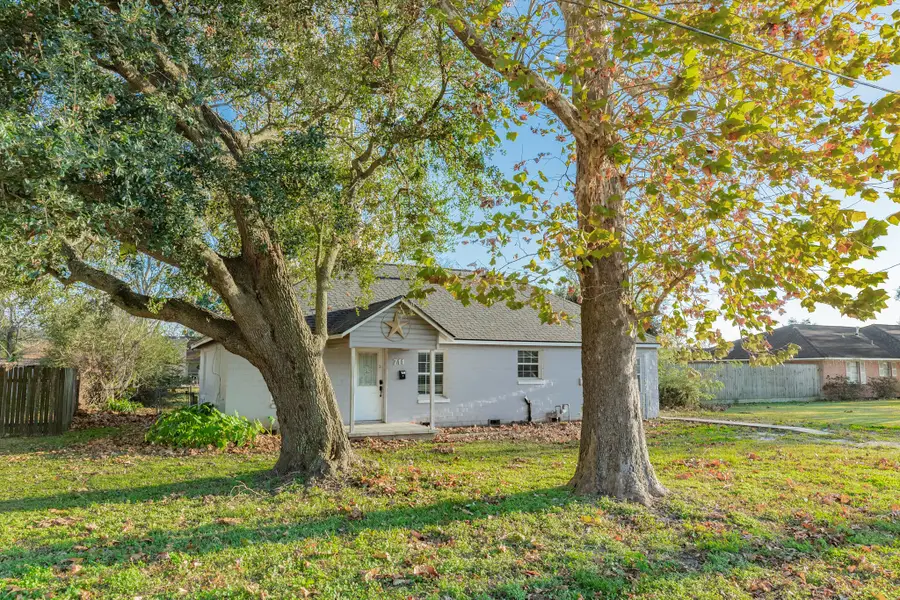 711 W Kyle Road, Clute, TX 77531 - Image #2