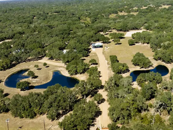 215 Private Road 1048, Hallettsville, TX 77964