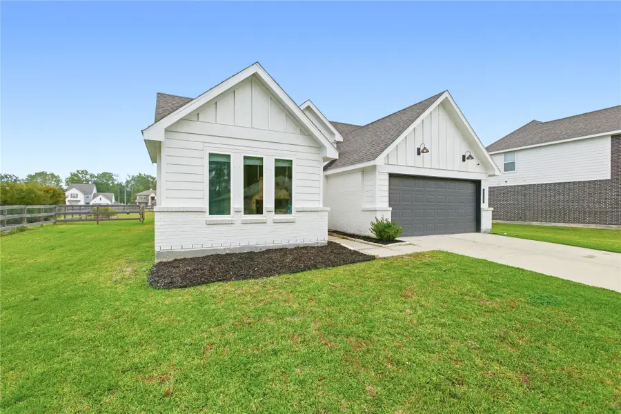 130 Lakeway Circle, Anahuac, TX 77514 - Image #2