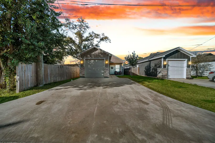 320 W Live Oak Street, Angleton, TX 77515 - #2