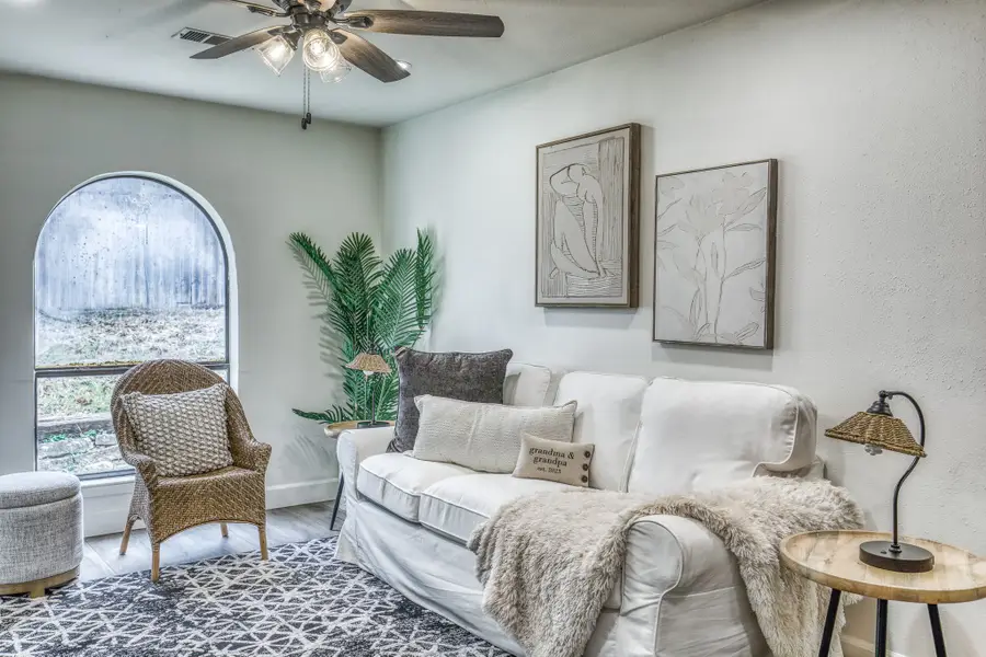 1807 Lakeview Drive, Brenham, TX 77833 - Image #2