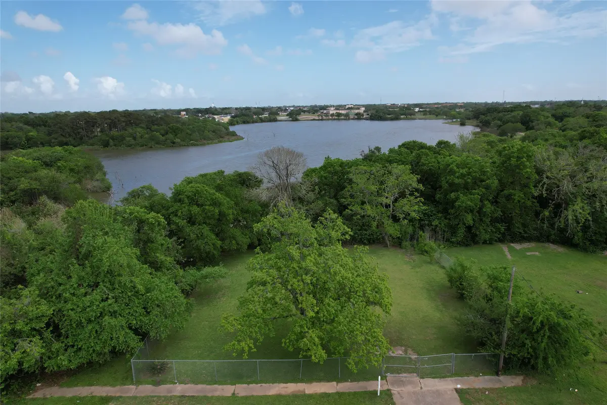 206 Avenue L, Baytown, TX 77520 - #1