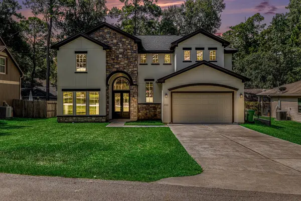 290 Apple Valley Dr, Panorama Village, TX 77304