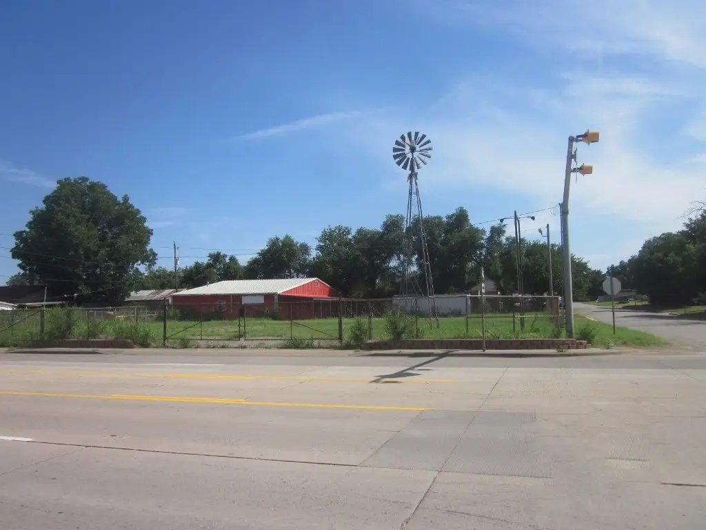 300 Avenue F Ne, Childress, TX 79201 - #1