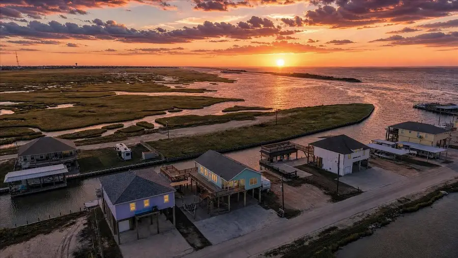 1231 N Stingaree Drive, Crystal Beach, TX 77650 - #2