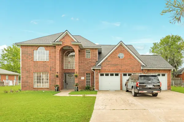 54 Peppermint Court, Lake Jackson, TX 77566