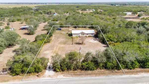 2389 River Oaks, Skidmore, TX 78389
