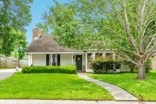 107 Mistletoe Street, Lake Jackson, TX 77566