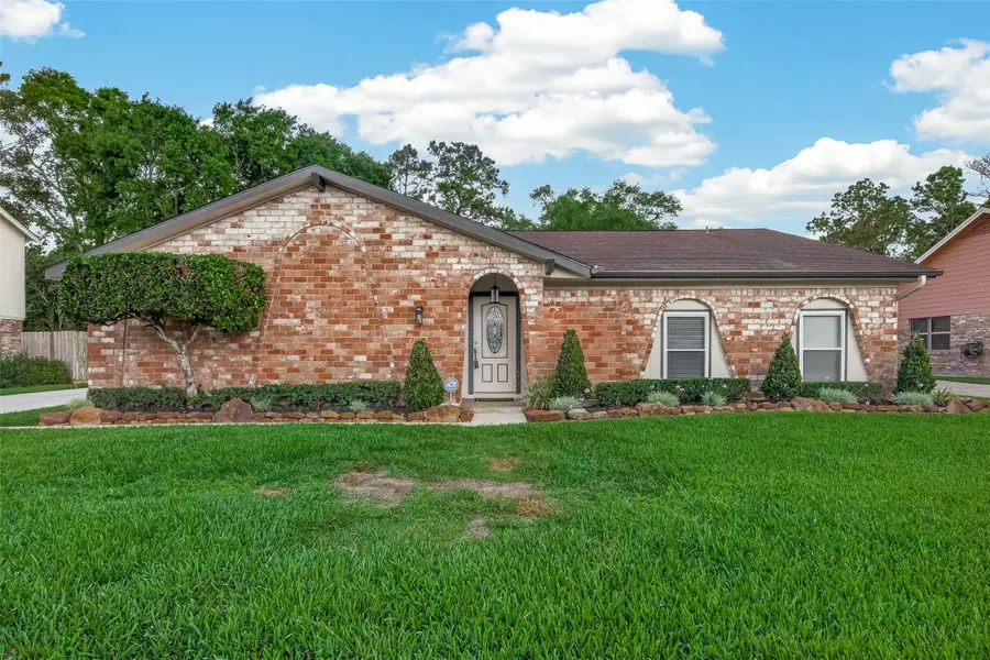 306 W Castle Harbour Drive, Friendswood, TX 77546 - #2