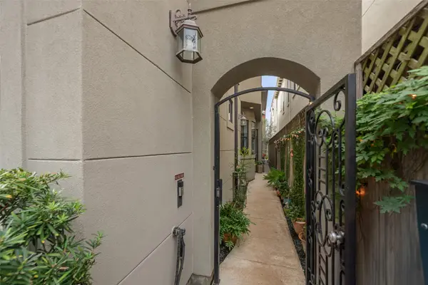 2026 Elmen Street, Houston, TX 77019