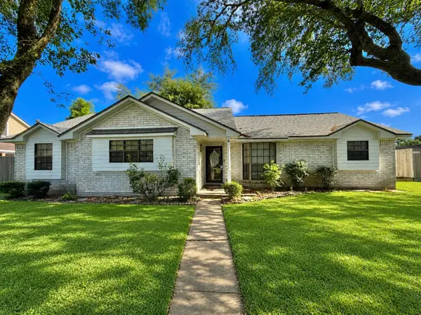 3 S Erik Drive, Angleton, TX 77515