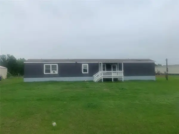 710 Parkmoor Boulevard, Edna, TX 77957