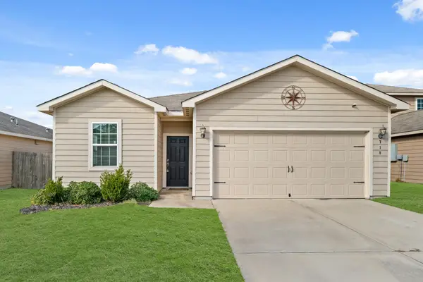 718 Crystal Lakes Drive, Brookshire, TX 77423