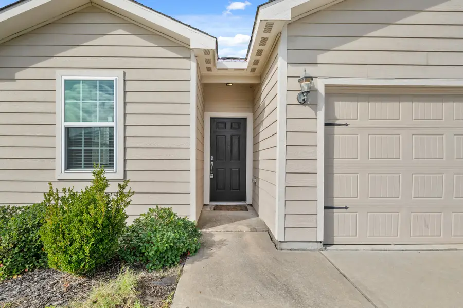 718 Crystal Lakes Drive, Brookshire, TX 77423 - Image #2