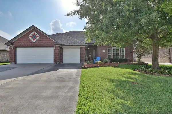 112 Majestic Oak Circle, Lake Jackson, TX 77566