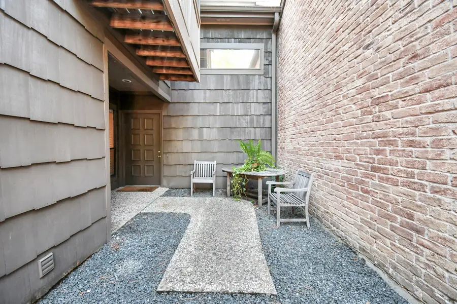 202 Sugarberry Circle, Houston, TX 77024 - Image #2