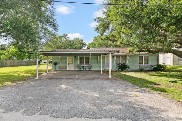506 Pear Street, Edna, TX 77957